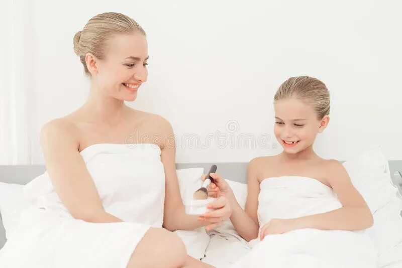 С дочерью в ванной фотосессия. Мама с дочкой в полотенцах. Мама с дочкой в ванной комнате. Мама и дочь в спа. Папа мама дочка в ванной