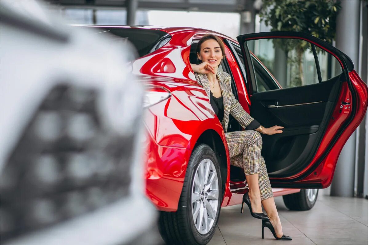 Credit avto ru. Деловая женщина в машине. Яркие картинки автоледи. Женщина ведет красную машину картинка. Шикарная блондинка продавец автосалона рисунок.