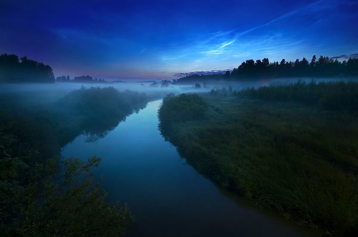 Реки сини. Mikko Lagerstedt. Река ночью. Берег реки ночью. Темная река.