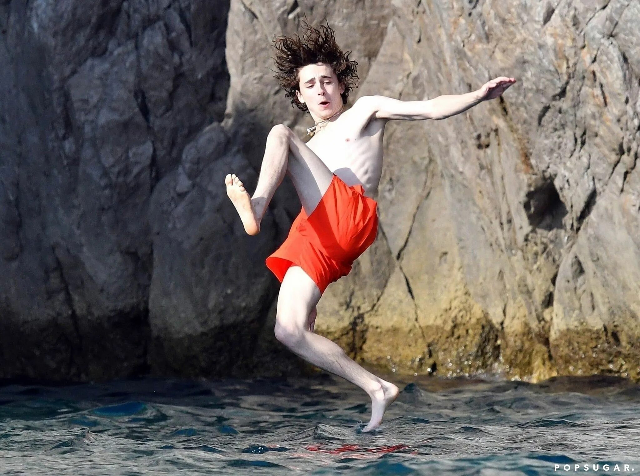 He jumps he had been jumping. Тимоти Шаламе. Тимоти Шаламе Timothée Chalamet. Тимоти Шаламе и его девушка. Тимоти Шаламе с девушкой.