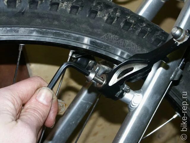 Как подтянуть задние тормоза. Регулировочный винт тормозов v-brake. регулировка тормозов v-brake. крепление для тормоза v-brake. шестигранник для велосипедных тормозов.