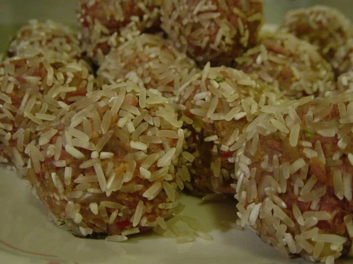 Ежики из фарша и риса в духовке. Мясные ёжики с рисом. ёжики из фарша с рисом. котлеты ёжики. ежики фарш мясной с рисом.