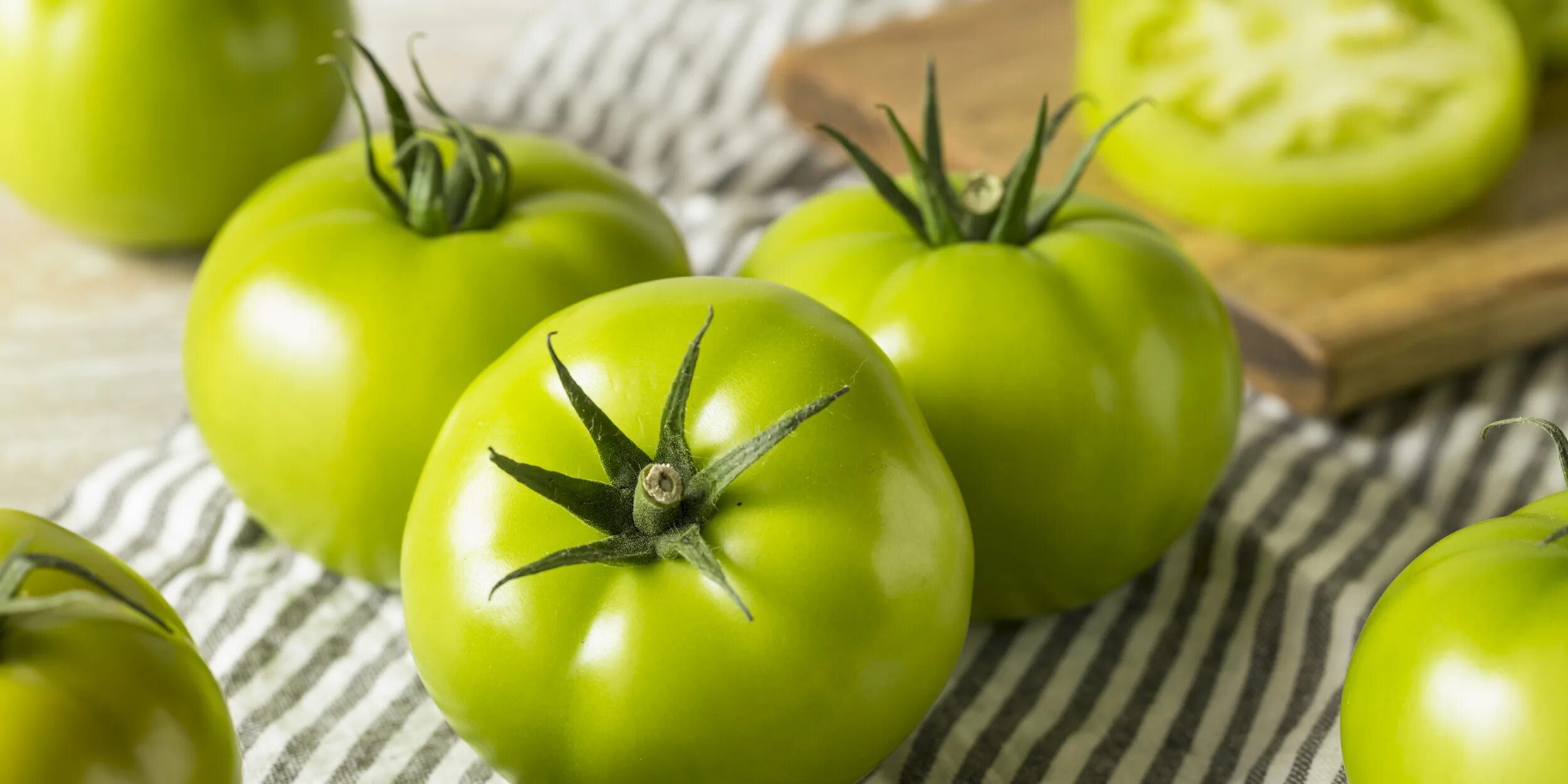 Томат 33 богатыря. Томат зеленый вкусный. Квашеные зеленые помидоры. Томат зеленый вкусный. Зеленые томаты.