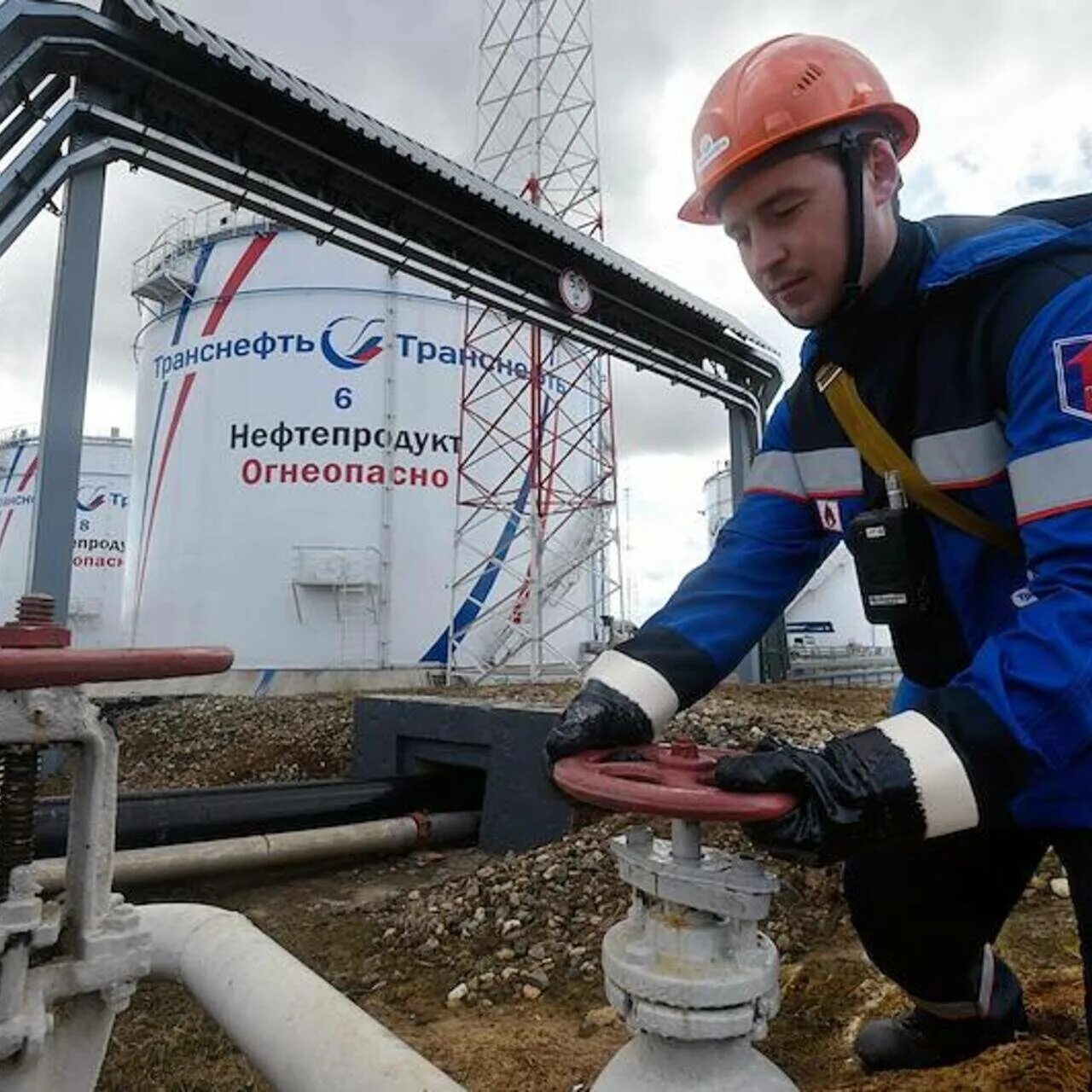 Почему упала транснефть. Нефтяник транснефть. транснефть нефтепродукты. транснефть человек. добыча нефти транснефть.