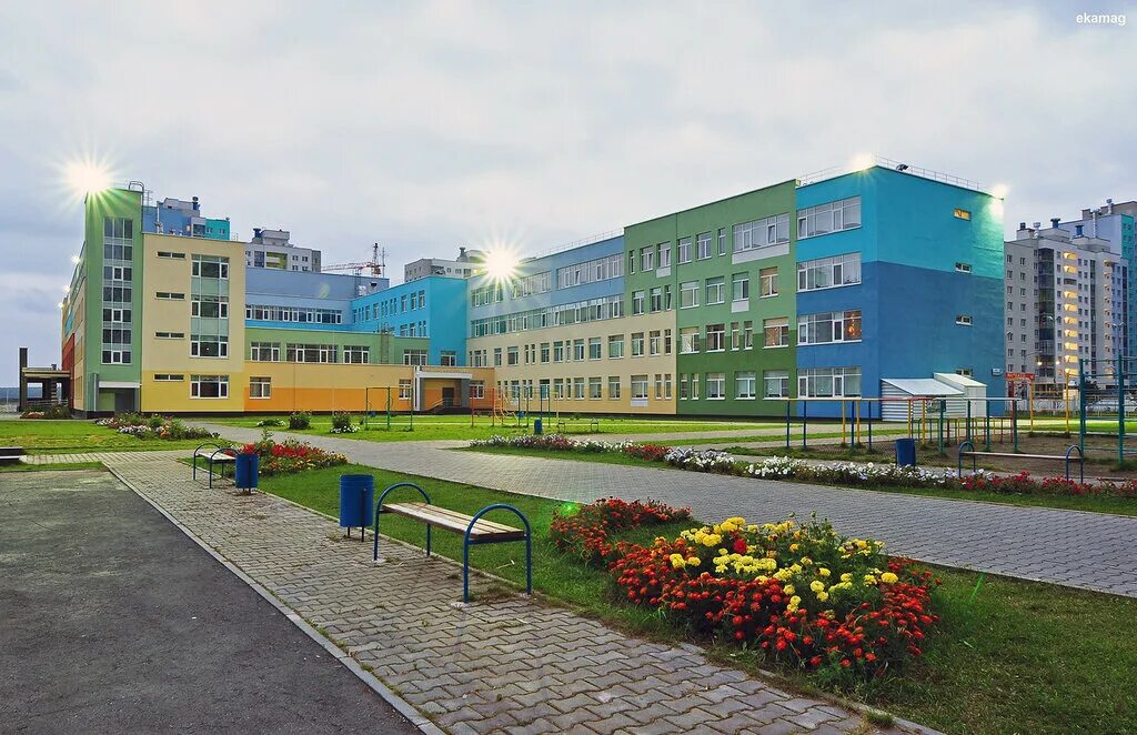 Школа 1 верх исетский бульвар 23. Школы по районам екатеринбург. Академический район екатеринбург школа 16. Школы по районам екатеринбург. Район академический 19 школа.