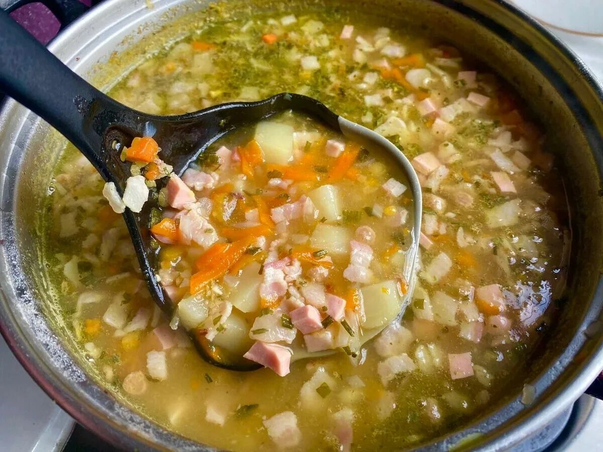 Суп с копчеными ребрышками. Гороховый суп варка. Гороховый суп в кастрюле. Суп-пюре «гороховый». Как быстро разварить горох в пюре