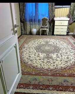 В квадратный зал купили два ковра