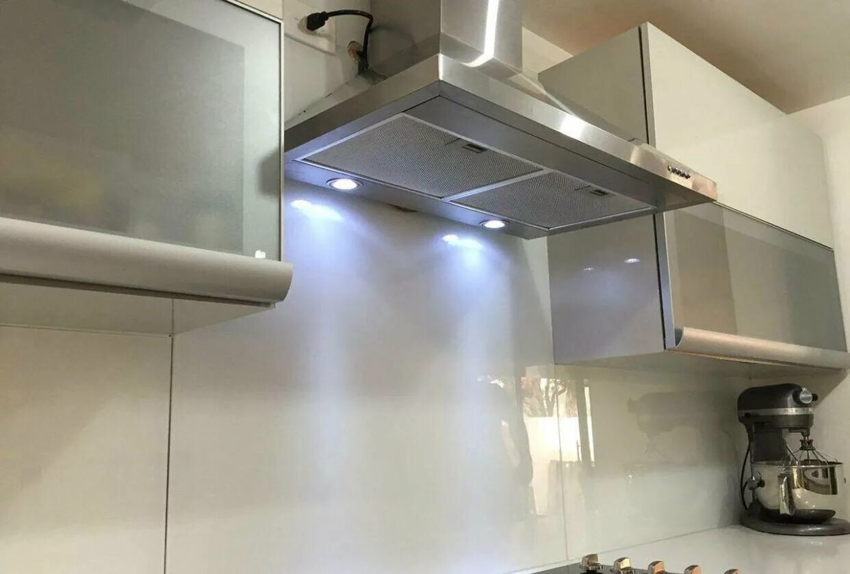 Расположение вытяжек. Кухонная вытяжка Kitchen Hood. Вытяжка встраиваемая для кухни икеа 80. Вытяжка Kitchen Exhaust Hood Stove. Вытяжка Murino 3120.