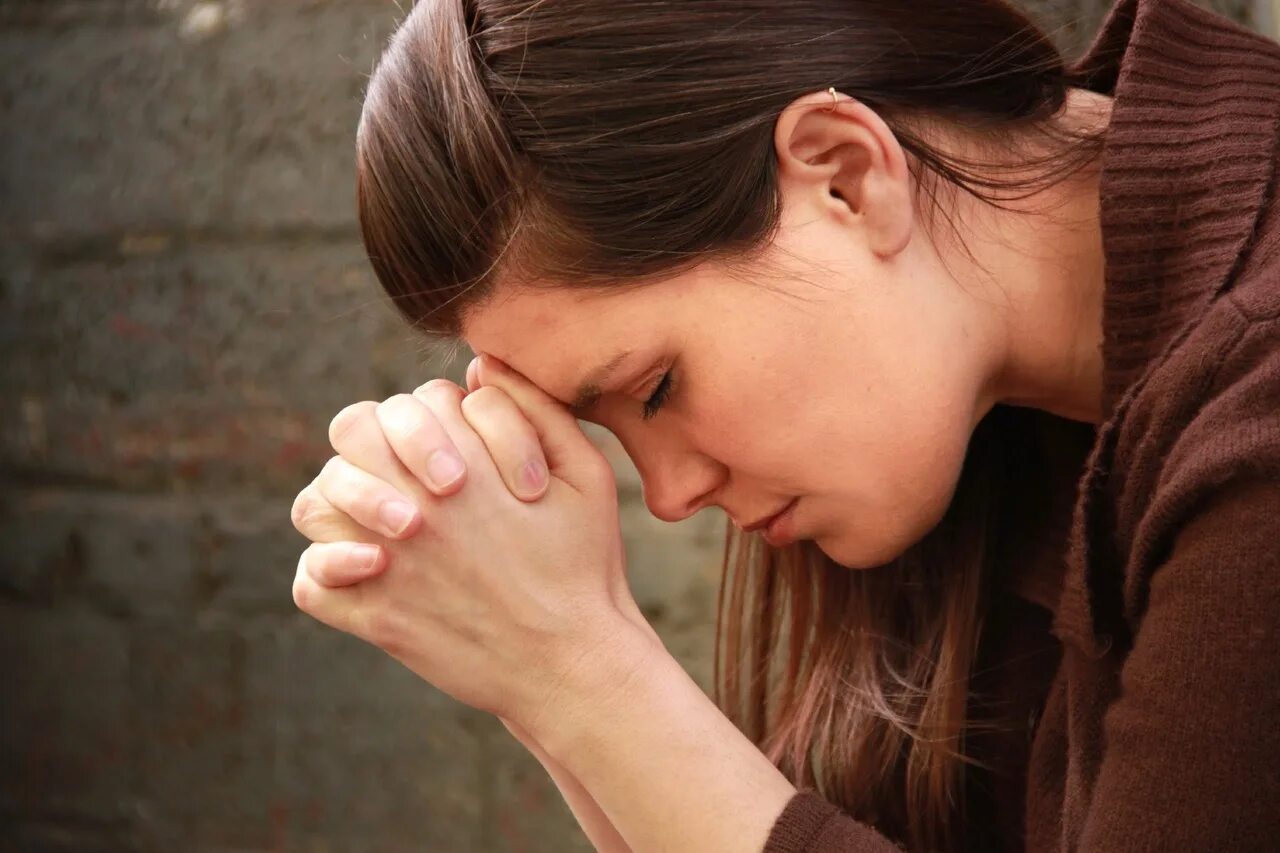 Человек молится. Девушка молится. Смирение эмоция. Терпеливые женщины