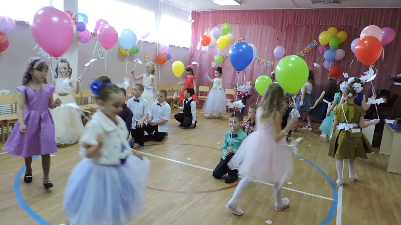 Вальс на выпускной в детском саду видео. Вальс на выпускной в детском саду. Танец с шарами на выпускной в детском саду. Вальс на выпуск в ДОУ. Вальс на выпускном в саду.