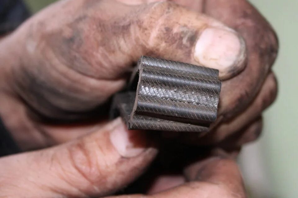 Свистит генератор при нагрузке. Износ ремня грм. Ремень для пилатеса. Ремень для растяжки катран stretcher. Растяжение ремня.