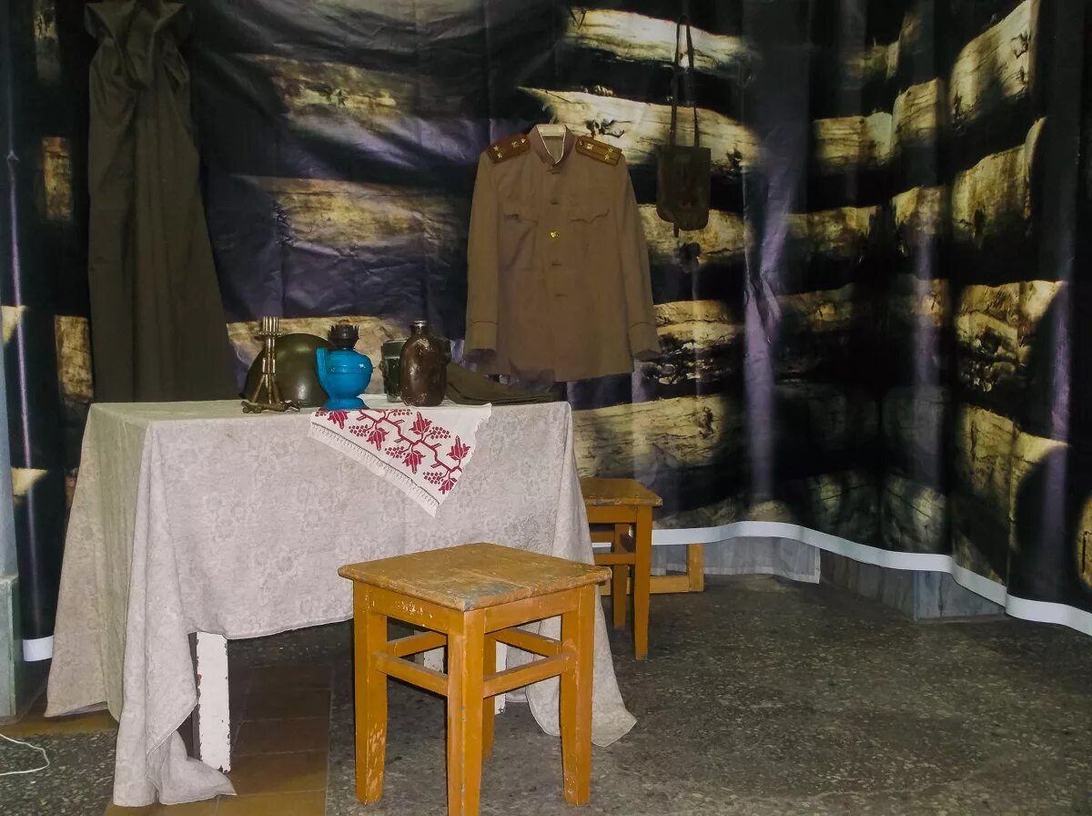 выставочный зал бийск. выставочный зал бийск. выставочный зал маленький. куртинский подвор музей. выставочный зал бийск.