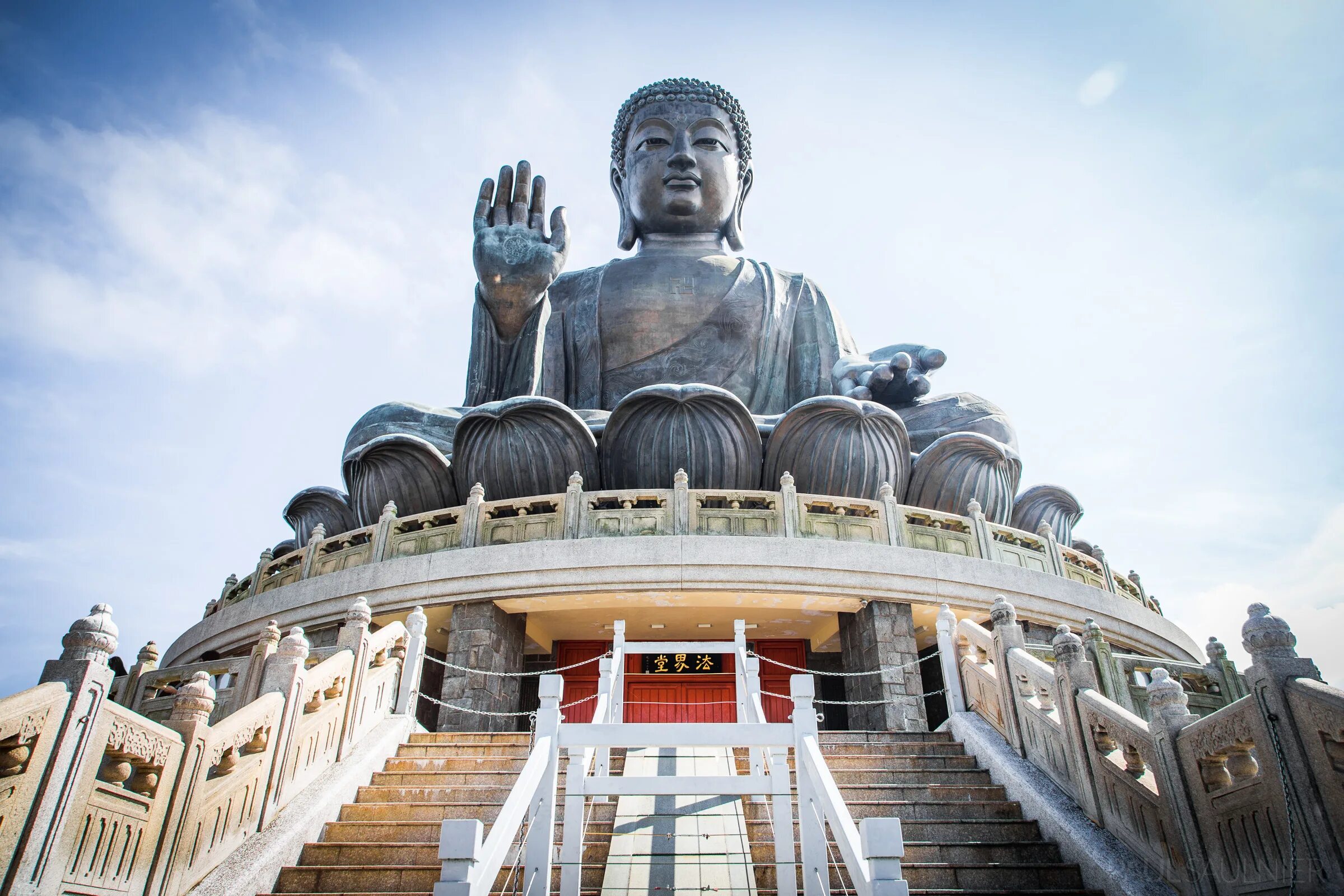 Будда на острове Лантау. Большой Будда Лантау Гонконг. Тяньтань Будда — остров Лантау, Гонконг. Статуя Будды Лантау.