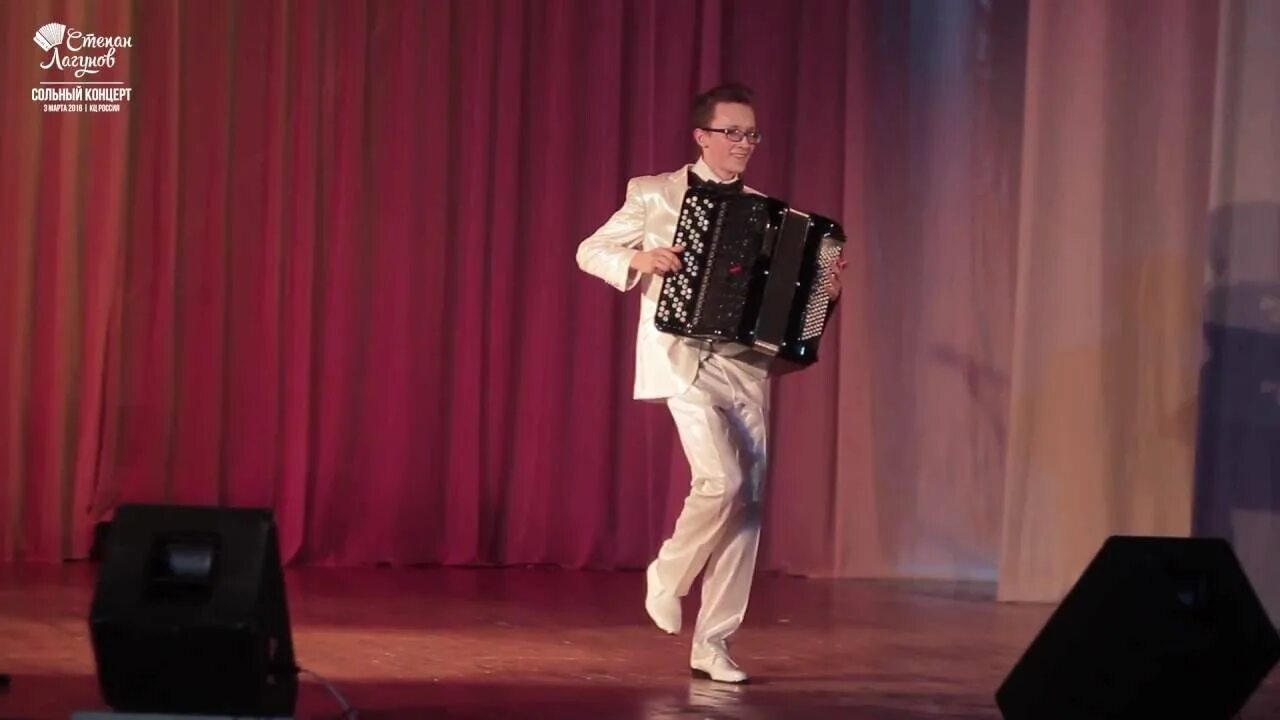 Баянист любэ виталий локтев. Юрий репях любэ. Николай расторгуев и группа любэ. Баянист группы любэ. Баянист группы любэ.