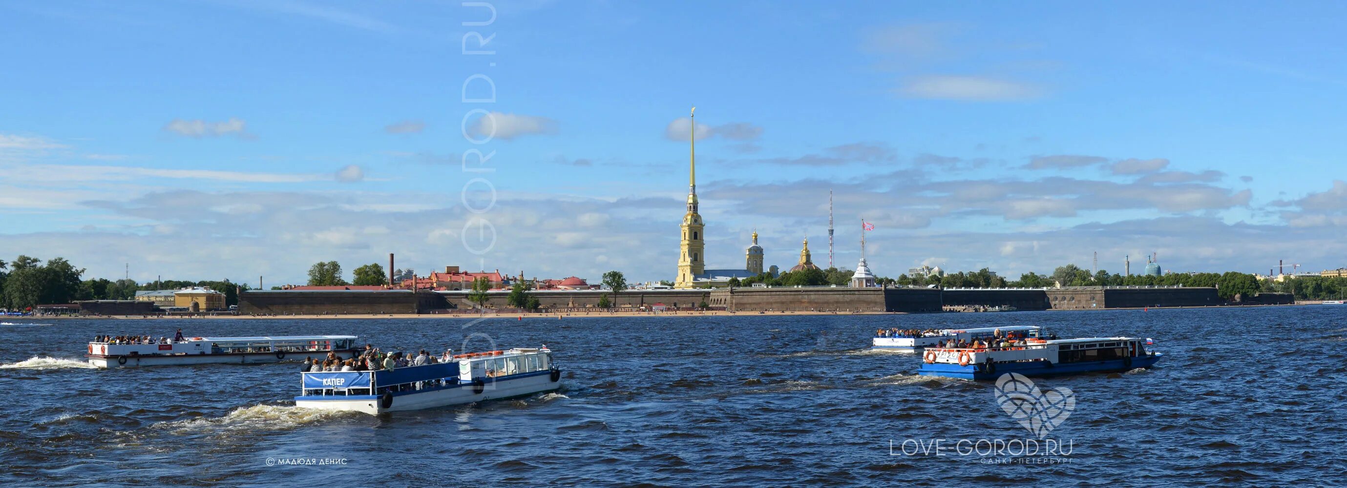 Город лов. Вид на Петропавловскую крепость с Дворцовой набережной. Петербург вид на Петропавловку с Дворцовой набережной. Вид Дворцовую набережную с Петропавловской. Фото с Дворцовой набережной на Петропавловскую.