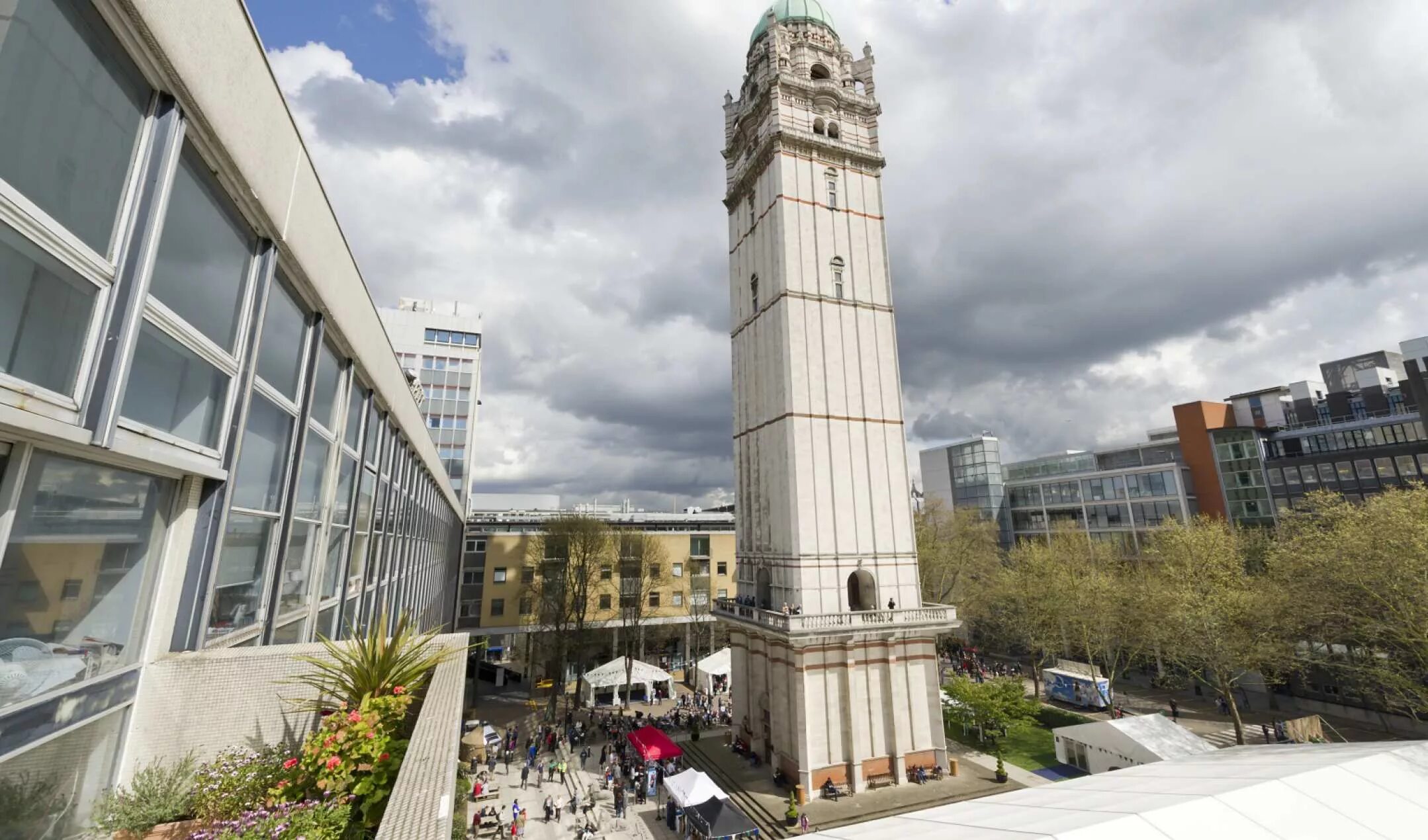 Часы имперская башня джона нельсона. Башня королевы виктории. Королева в башне. Братья гримм фильм 2005 моника беллуччи. Башня королев ркк.