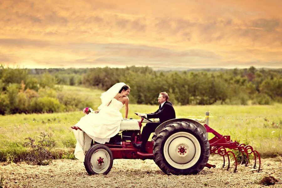 Love tractor. Свадьба на тракторе. Свадебный трактор. Трактор любви. Невеста на тракторе.