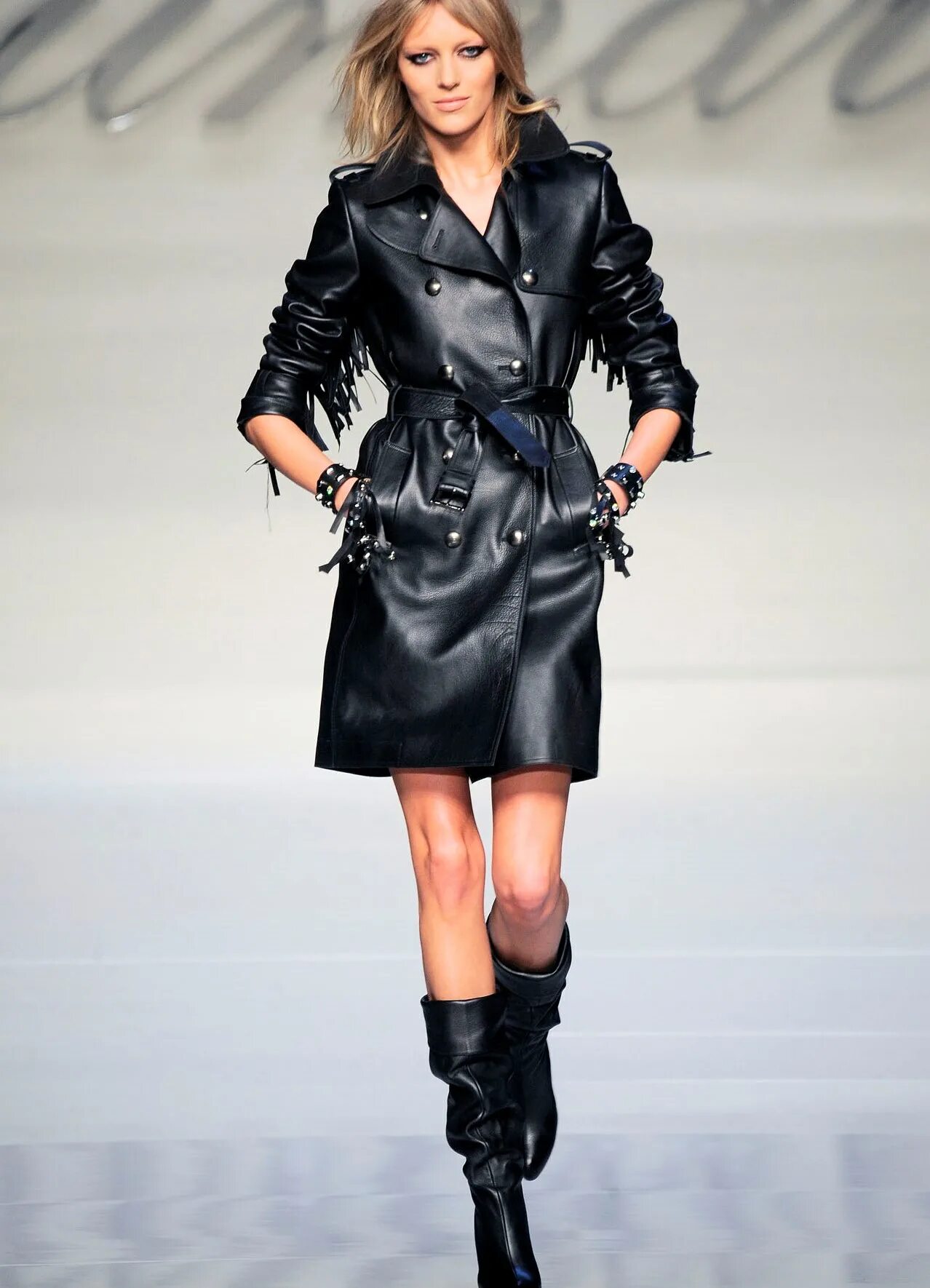 модные плащи осень зима 2022-2023. Ysl кожаный плащ 2022. кожаный плащ 2022 женский тренд. плащ кожаный валентино. кожаный плащ тренд 2022.