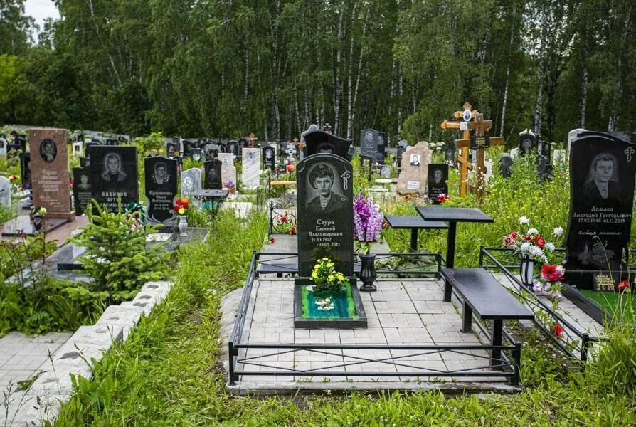 Захоронение умершего на кладбище. Южное кладбище Новосибирск. Могилы известных людей. Южное кладбище могилы.