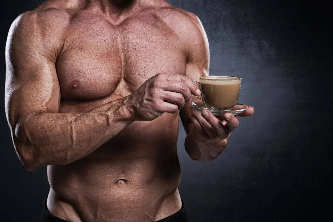 Утром сильный. Спортсмен с кофе. Качок с кофе. Кофе и спорт. Кофе и бодибилдинг.