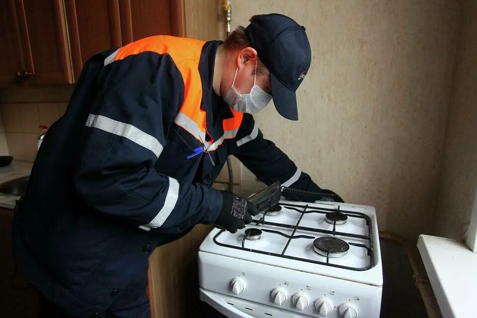 Замена газовой плиты в квартире. Техобслуживание газового оборудования. техобслуживание газ плиты. газовые приборы. газовые плиты в жилых домах.