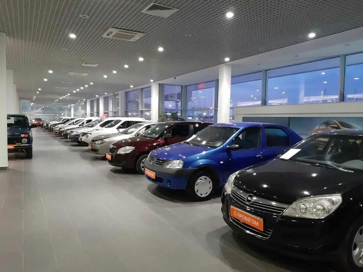 Дилер автомобилей. Автосалон трейд ин. Автосалон трейд ин. Автосалон трейд ин. Баннер автосалона.