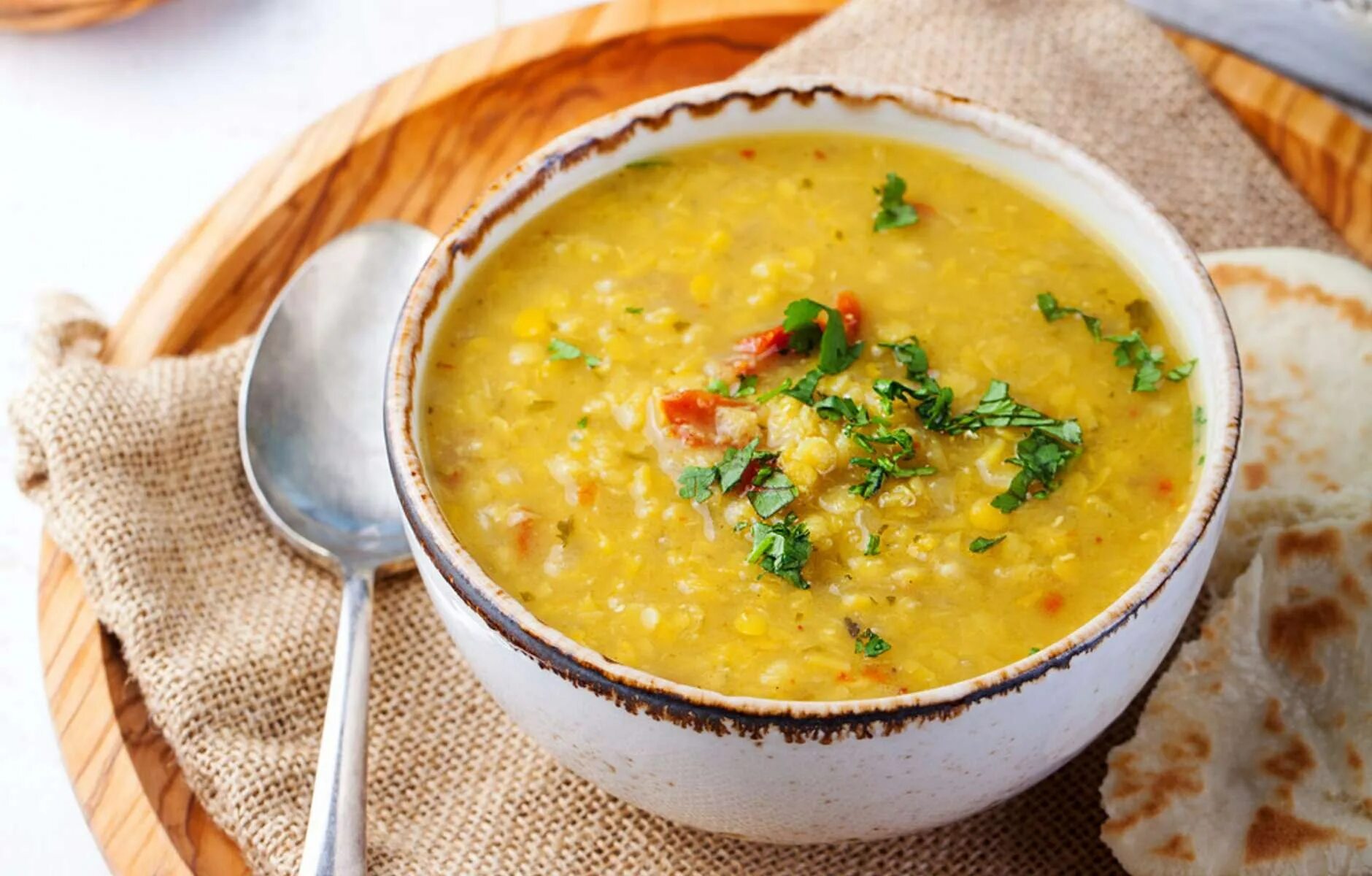 Наваристый гороховый суп. Горох для супа. Суп из гороха. Гороховый суп с копченой курицей.