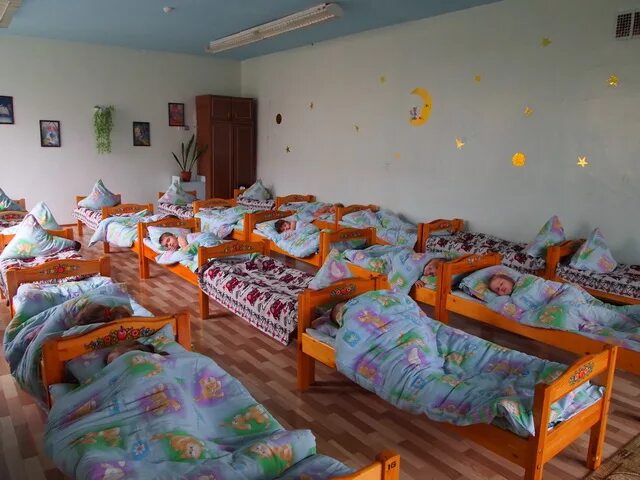 кровати комоды в детском саду. расстановка кроватей в детском. расстановка кроватей в детском. расстановка кроватей в детском. раздвижные кровати в детском саду.