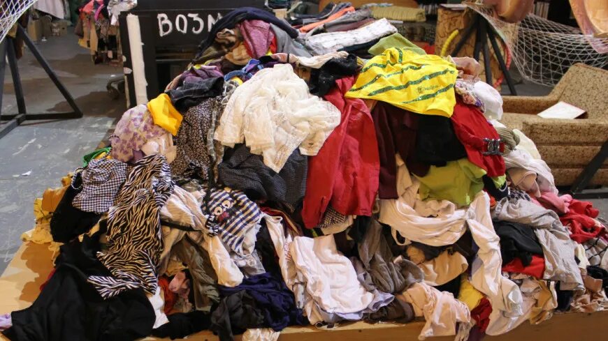 Куда сдать старую одежду. Вещи для многодетных семей. Гуманитарная помощь вещи. Волонтеры собирают одежду. Вещи для малоимущих семей.