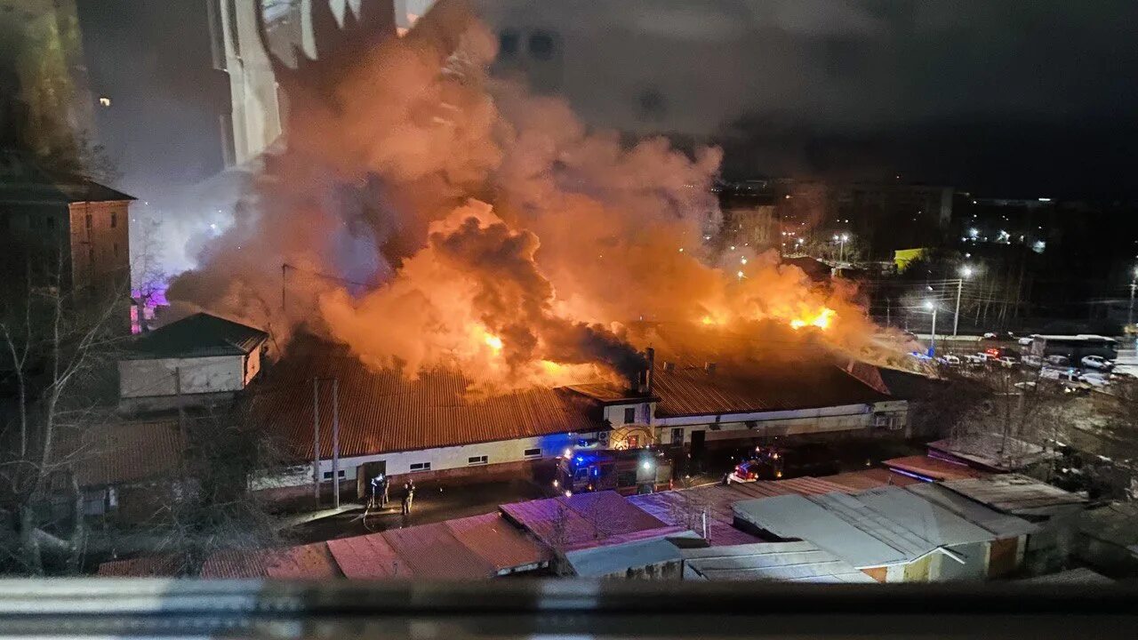 Полигон Кострома пожар. Пожар в клубе полигон Кострома. Горящее здание. Массовый пожар.