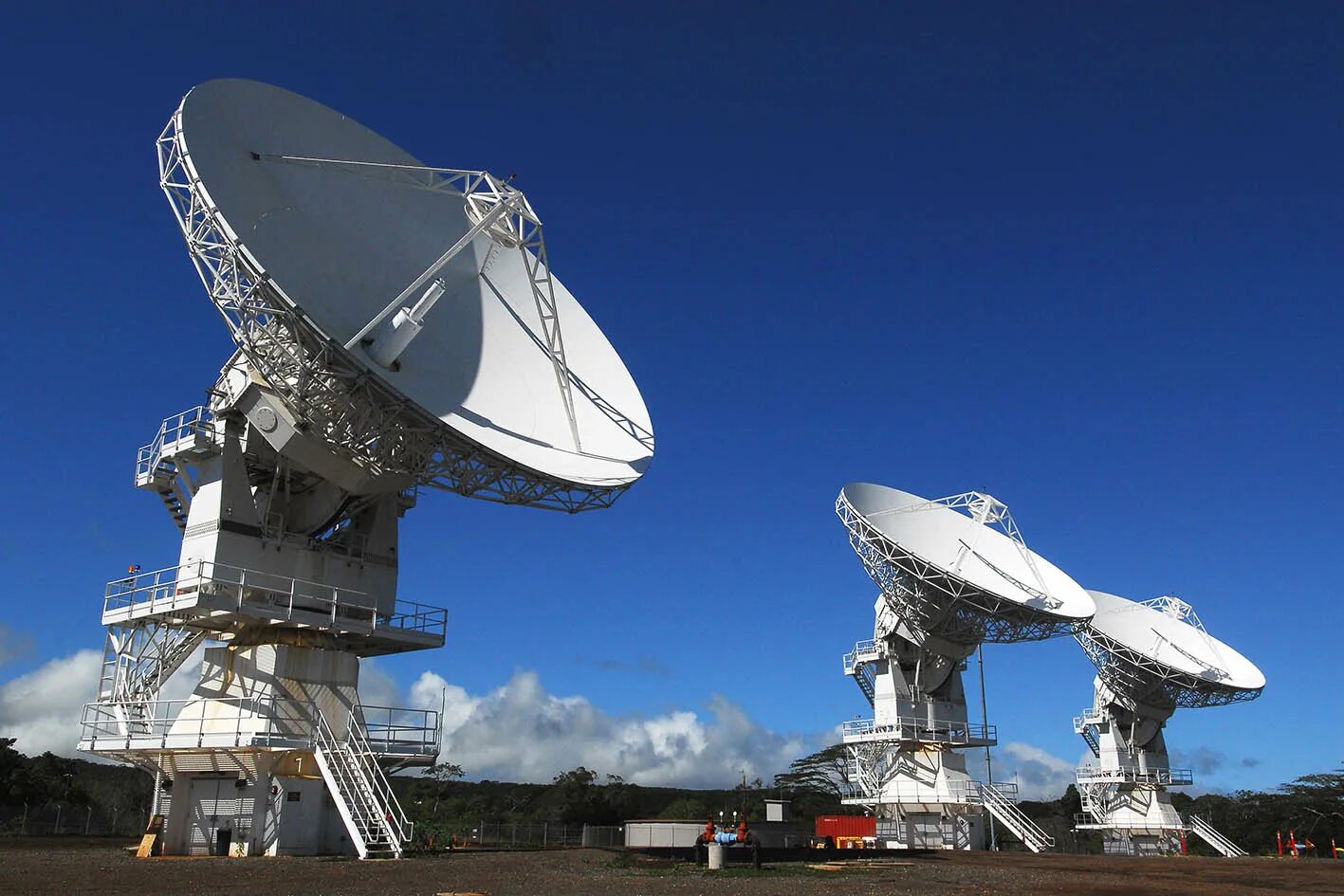 Стационарные предметы. Система спутниковой связи Muos. Земная станция спутниковой связи hn9260. Наземная спутниковая станция. Спутниковая тарелка в космосе.