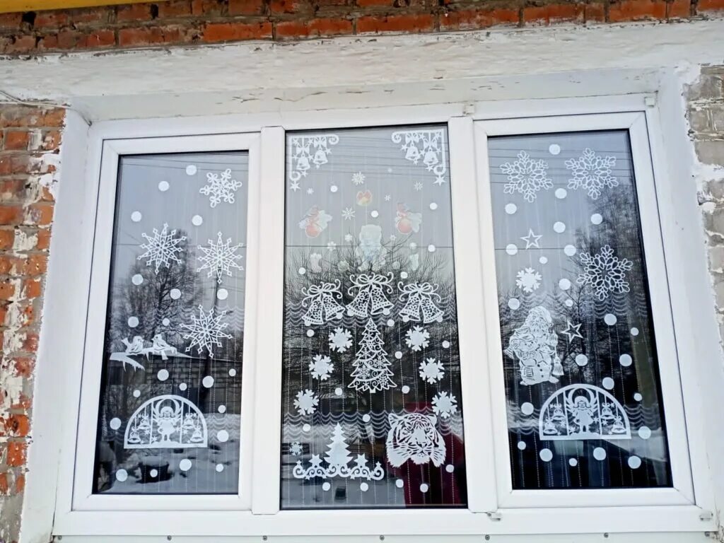 Новогодние окна 2023. Окна новый год 2021. Кружевные украшения на окна. Украсить окна к новому году. Украшение окон школы к новому году 2021.