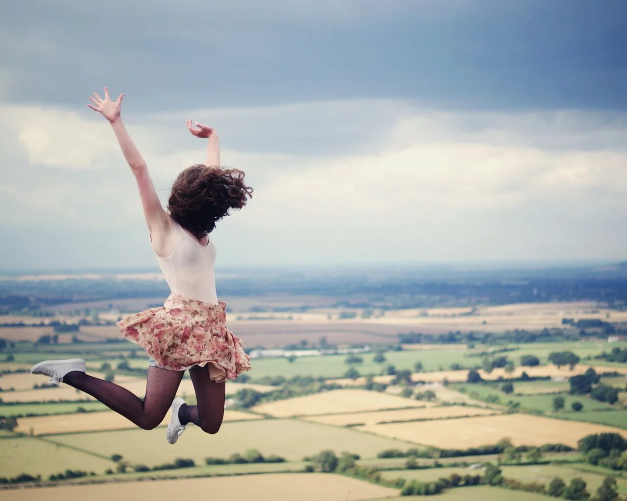 Радость без края. Девушка в прыжке. Девушка в полете. Человек летает в воздухе. Девушка летает.