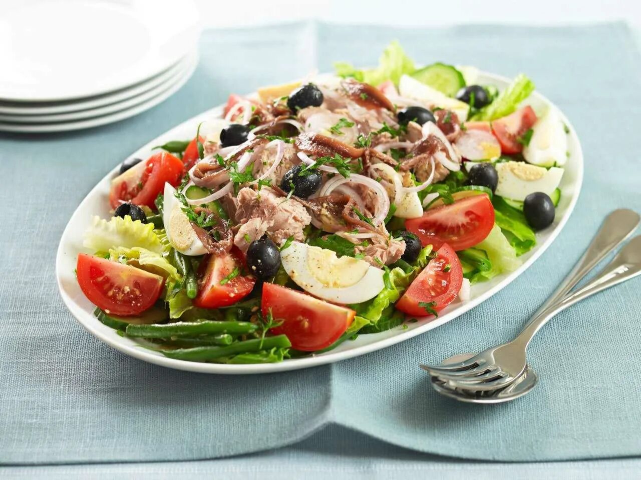 Салат с тунцом, фетой и помидорами. Салат с тунцом и яйцом. Овощной салат с яйцом. Салат с тунцом и яйцом. Салат с тунцом рукколой и черри.