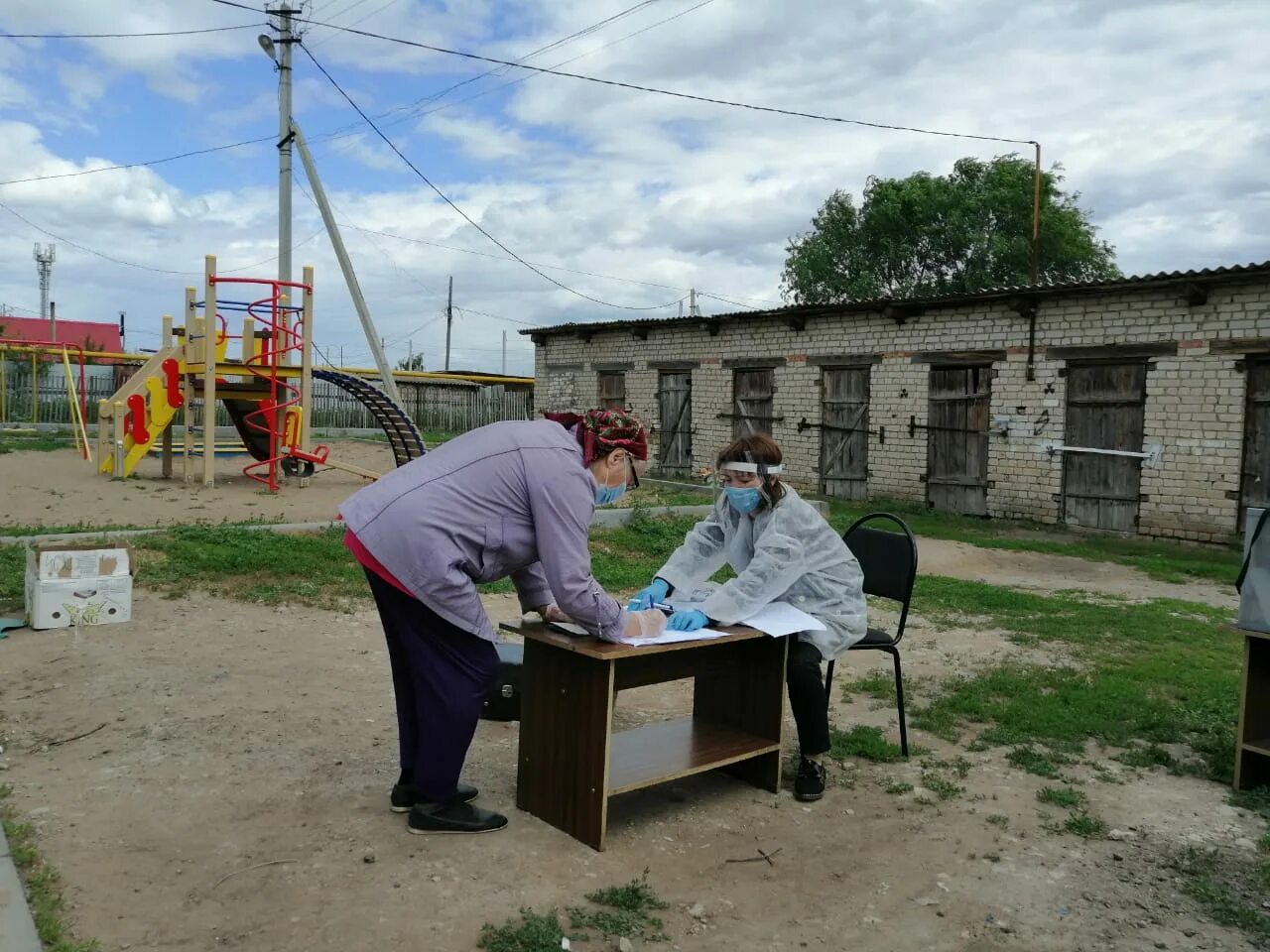 Голосовать можно в любом участке своем городе. Избирательный участок 2805 Самара. Фото на фоне избирательного участка. Самара избирательные участки фото. Люди на избирательном участке.