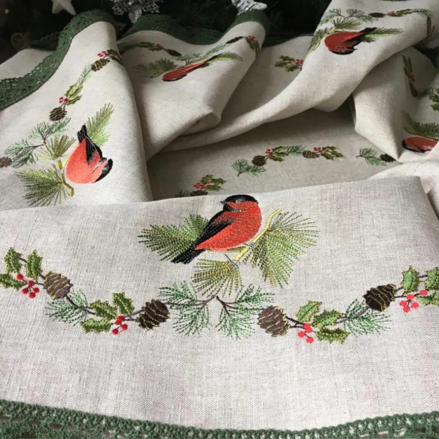 Скатерть новогодняя со снегирями. Скатерть со снегирями от трехгорной мануфактуры на авито. Фаберлик скатерть снегири. Скатерть grand textil, 1094. Скатерть grand textil, лоира.