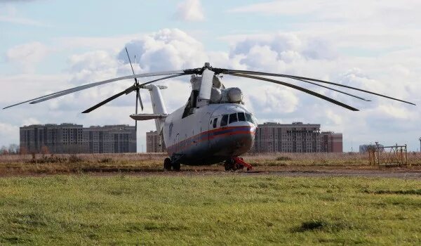 Поджог вертолета на аэродроме остафьево. Ка-32 остафьево. Поджог вертолета на аэродроме остафьево. Вертолет тушит пожар. Пожарный вертолет ка-32.