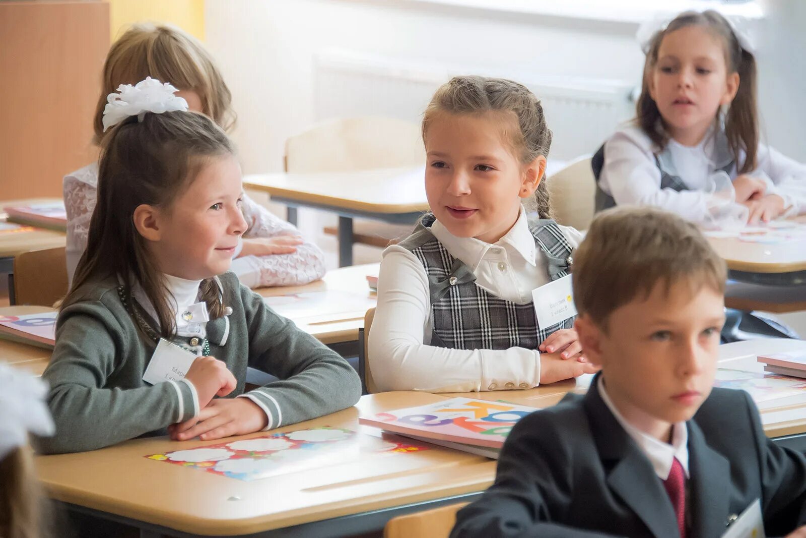 Записать школьника в 1 класс. Записать ребенка в первый класс. дети в школе москва. школа 1 класс. первоклассники москвы.