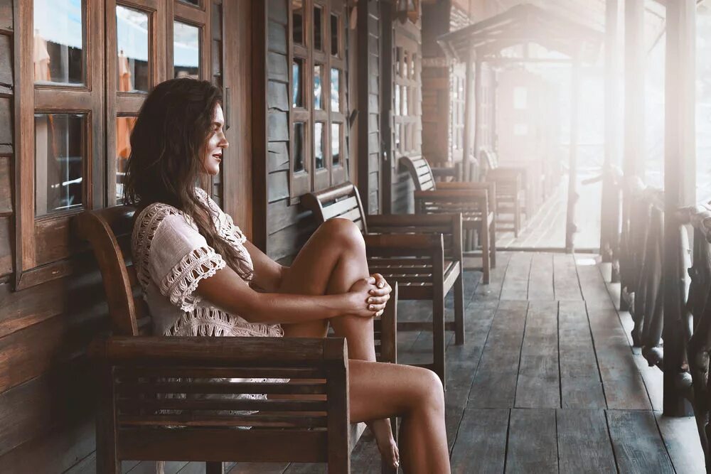 Мужчина на веранде в кресле. Вечер на террасе. Веранда закат. На террасе сидели. На террасе сидели.