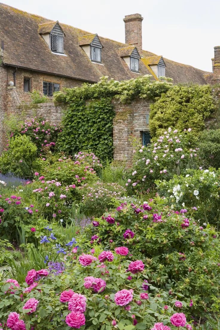 Sissinghurst Castle Garden сад. Моттистоун английское поместье сад розы. Английские домики с садом каменный Джейн Остен. Plant england