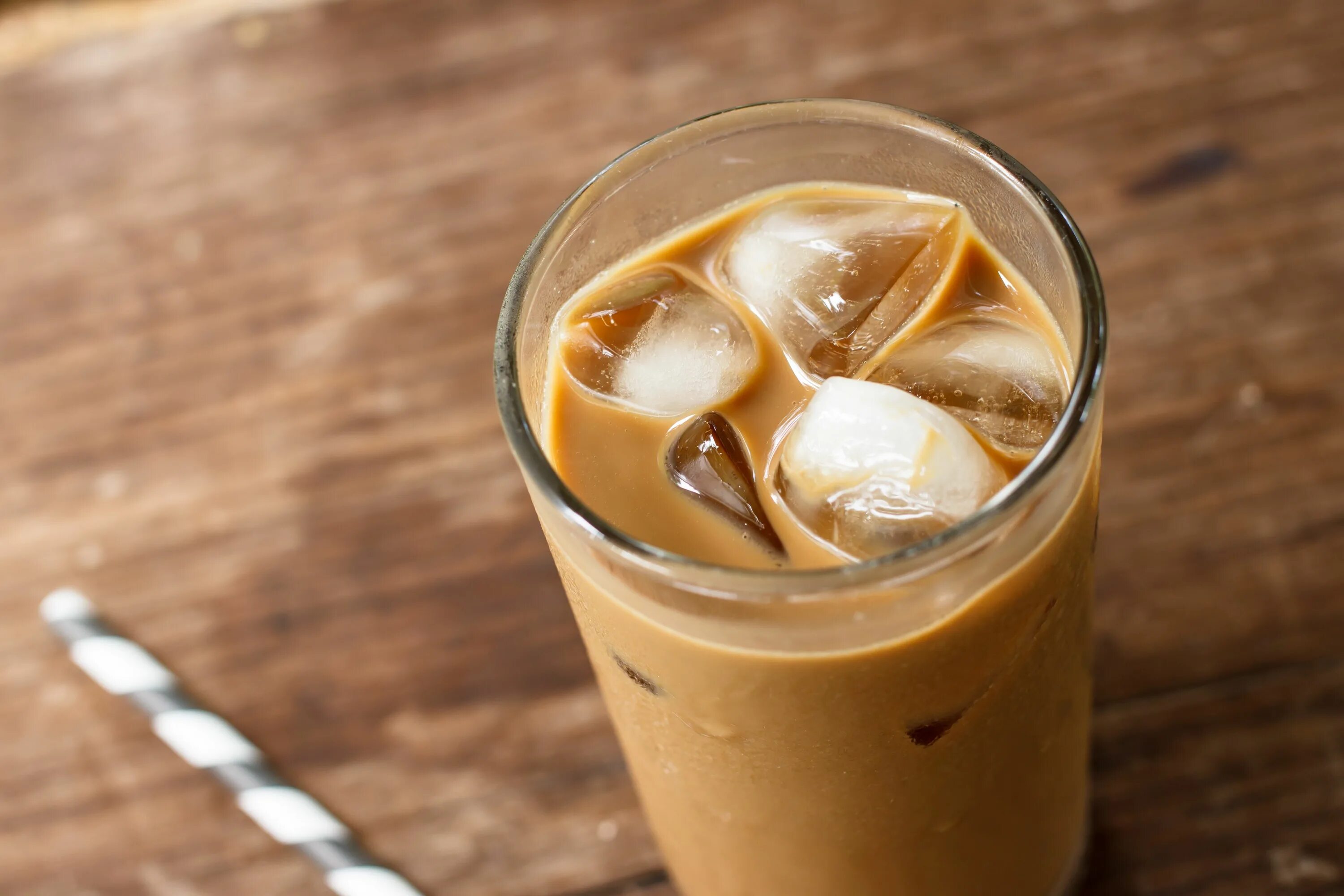 Айс латте. Фраппе айс латте. Холодный кофе ( Iced Latte). Фраппе кофе со льдом. Холодный кофе с льдом