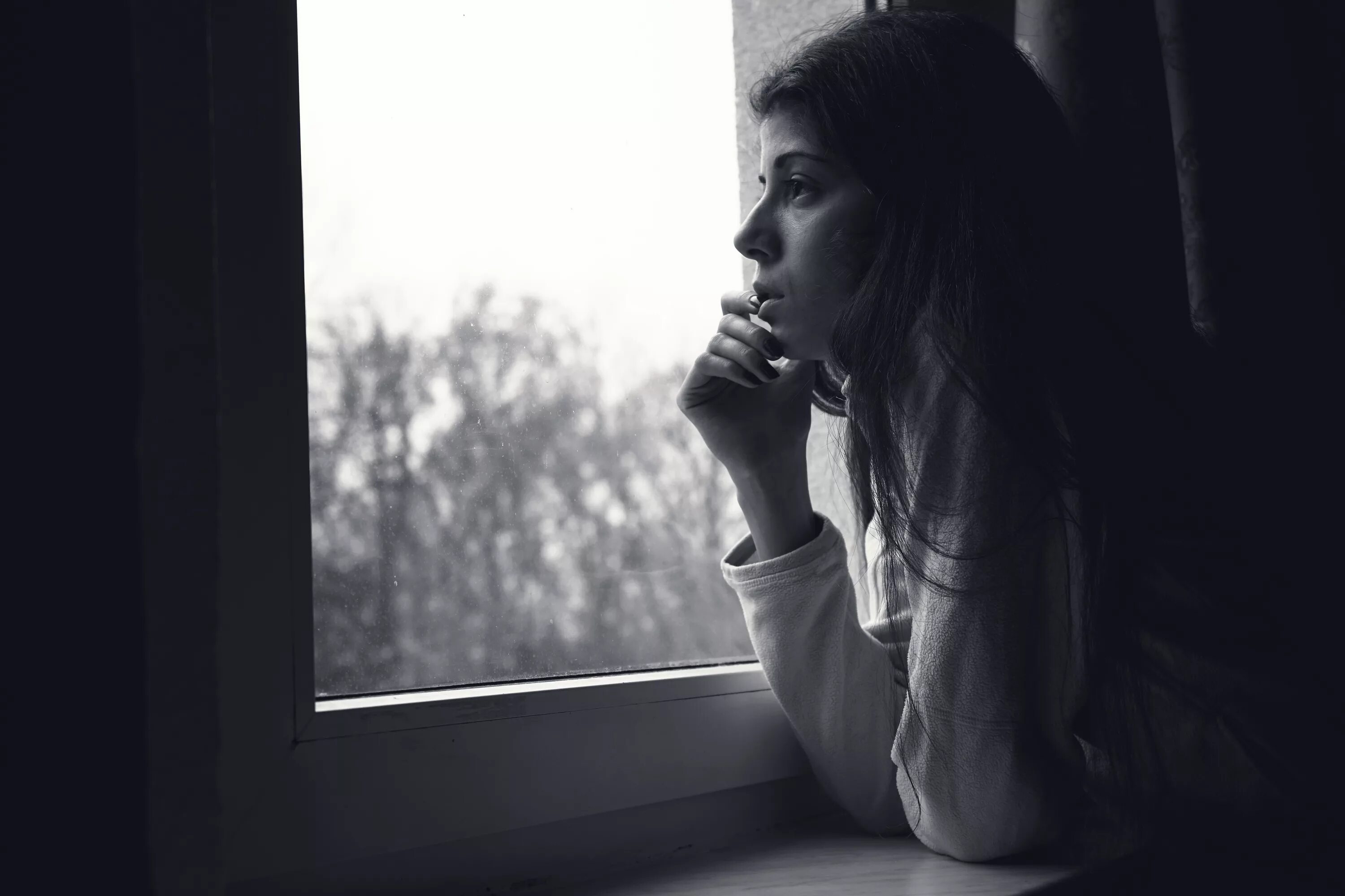 Скучающий у окна. Девушка грустит. Задумчивая девушка. Печальная девушка. Грустная красивая девушка.