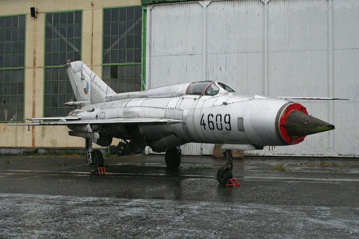 Сбежавший истребитель. Миг-21р. Mig-21pfm "Fishbed f". Микоян миг-21. Миг 21 ПФМ Коттбус.