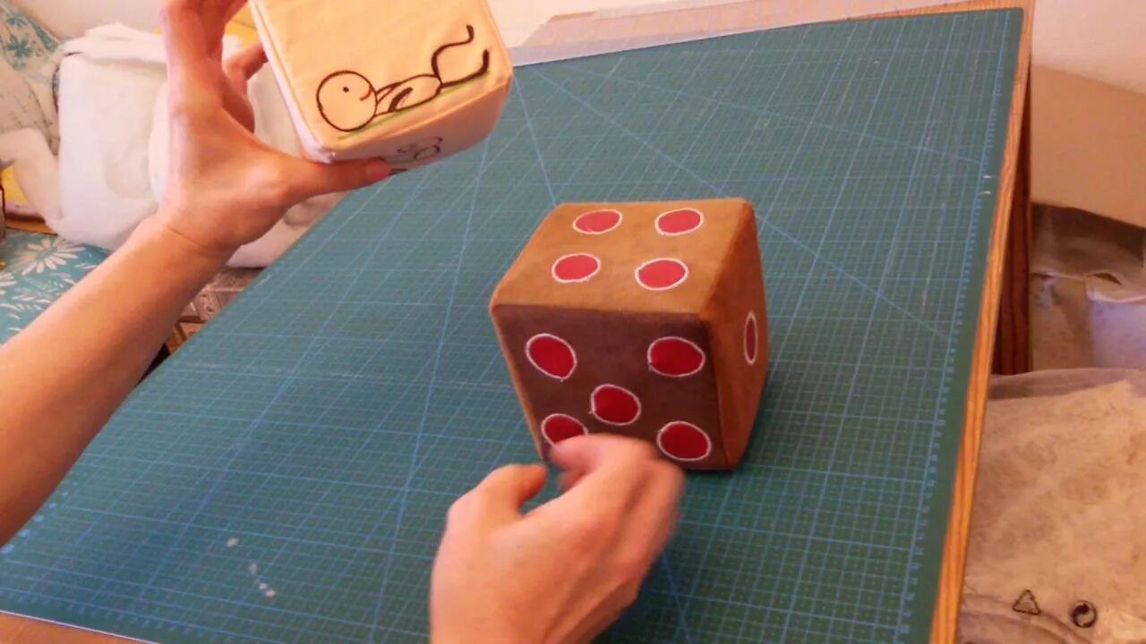 Самодельные кубики. Игровые кости самоделки. Самодельные игры с кубиками. Самодельный кубик из картона. Самодельный куб