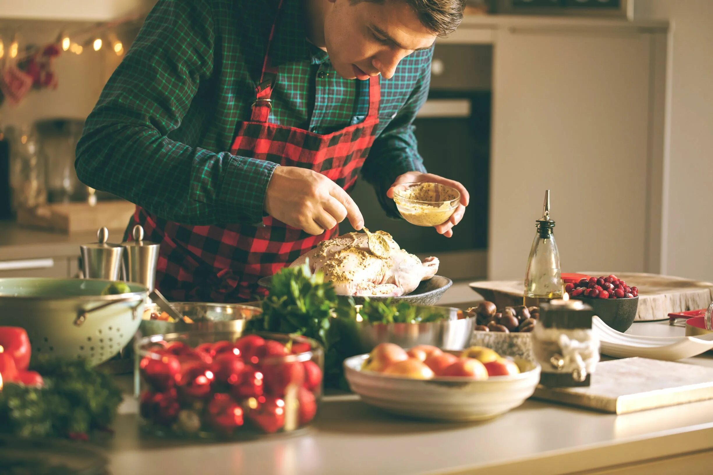 Cook special food. Готовка перед новым годом. Мужчина готовит ужин. Что готовить на ужин. Готовка на кухне.