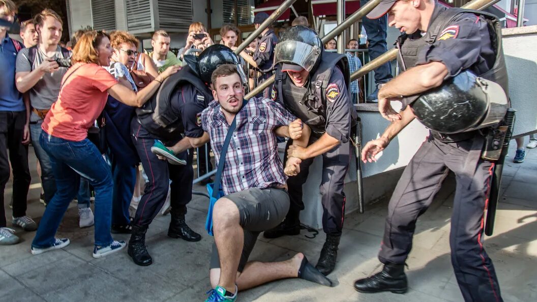 Протесты в москве. Протесты в миннеаполисе. Массовые беспорядки в сша 2020. Нью йорк протесты 2020. Митинги в париже.