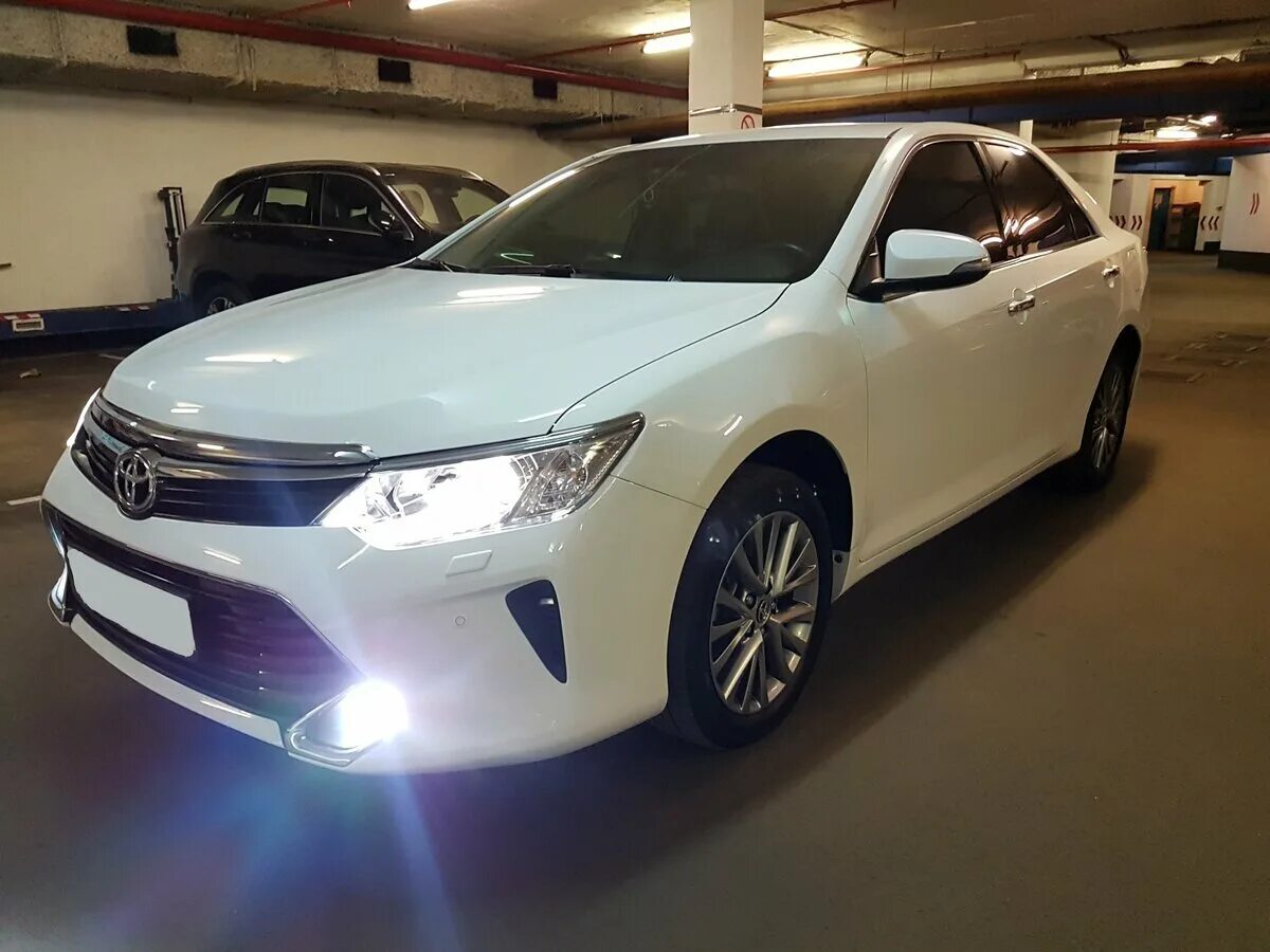 Toyota Camry xv50 2016 белая. Toyota Camry 2015 белая. Toyota Camry 50 Рестайлинг белая. Camry 2016 2.5 xv50 Restyling. Камри купить дилер