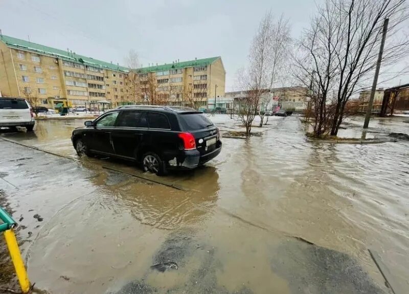 Лужи в городе. Потоп на дороге. Затопление улиц.