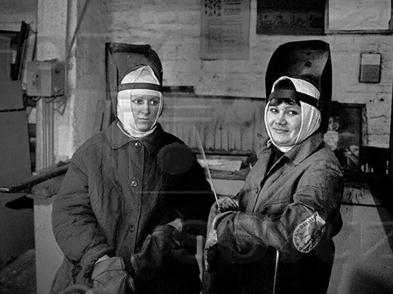 Женщина работяга. Женщины ссср. советская рабочая женщина. советские женщины на заводе. работяги ссср.