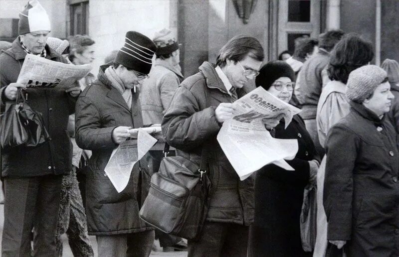 Сундуков алексей алексеевич художник. Кредитные рабы. В очередь читать. Книжный магазин ссср. В очередь читать.